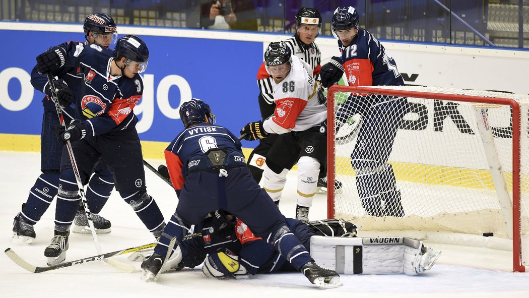 Druhý gól týmu Kärpät Oulu. Zleva Rostislav Olesz, Daniel Krenželok, Jan Vytisk a (dole) brankář Patrik Bartošák z Vítkovic, Jesse Saarinen z Kärpät Oulu a Stanislav Balán z Vítkovic