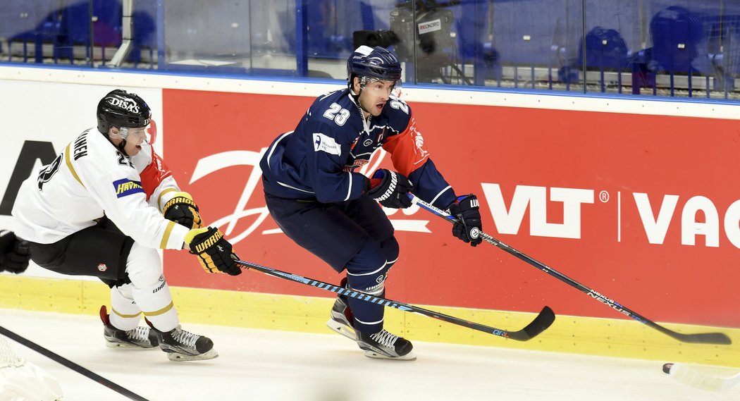 Zleva Taneli Ronkainen z Kärpät Oulu, Ondřej Roman z Vítkovic