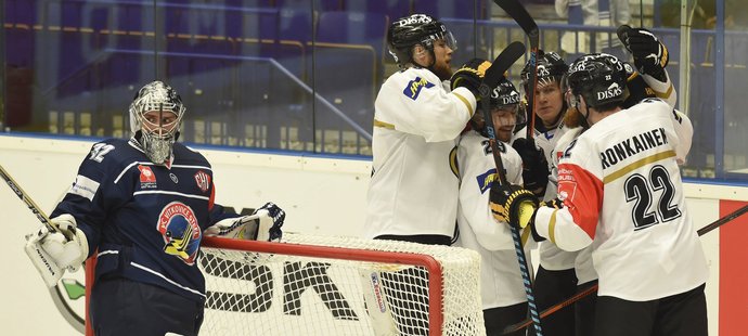 Hráči Kärpät Oulu se radují z třetí branky, vlevo je Patrik Bartošák z Vítkovic