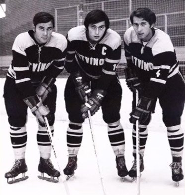 Legenda litvínovského hokeje Ivan Hlinka (uprostřed) se spoluhráči