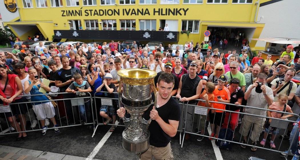 Jakub Petružálek s Gagarinovým pohárem, který přivezl ukázat fanouškům Litvínova