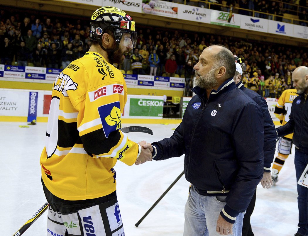 Martin Ručinský přijímá gratulace od kouče Komety Vladimíra Kýhose.