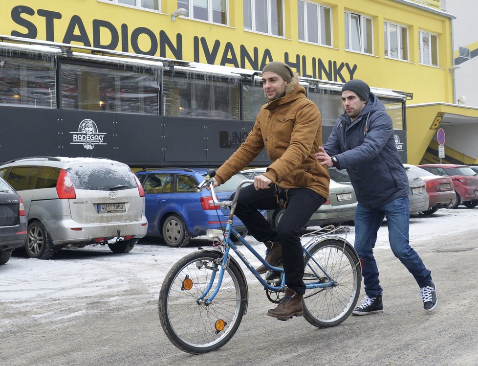 Litvínovští bratři Martin a Robin Hanzl (na kole)