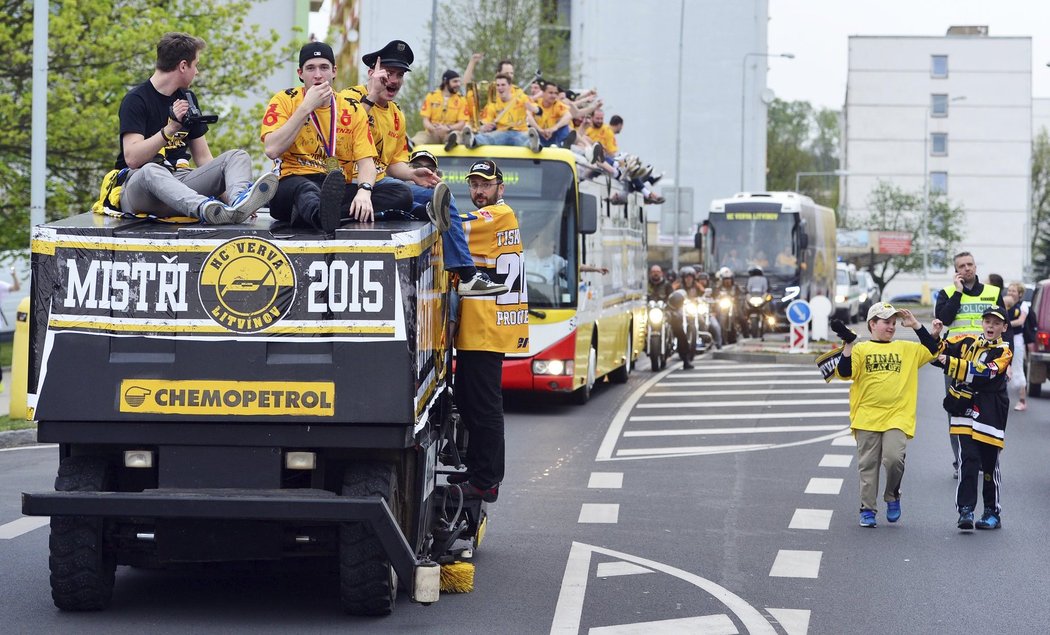 Hokejový titul slaví celý Litvínov. Hokejisté slaví s fanoušky v ulicích, jezdí na střeše autobusu. Město brázdí i rolba nových mistrů.