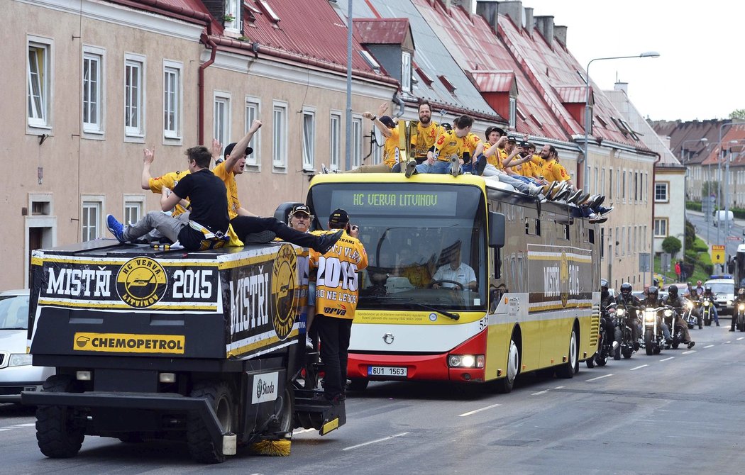 Na rolbě i střeše autobusu. Hokejový Litvínov slaví historický mistrovský titul.