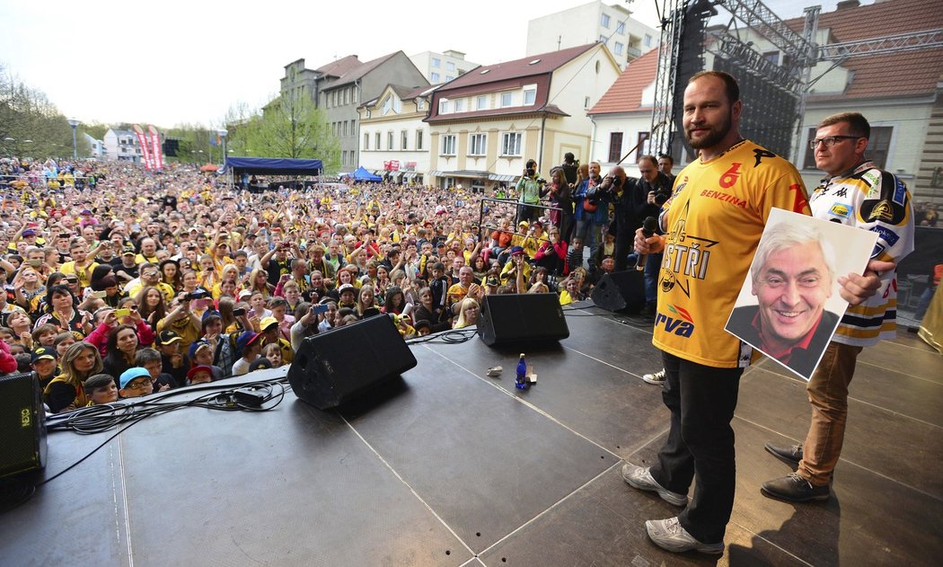 Litvínovská hokejová legenda Jiří Šlégr drží v ruce fotografii Ivana Hlinky, zesnulé legendy litvínovského klubu. Na bývalého skvělého hokejistu i trenéra nemohli při oslavách historického titulu v Litvínově zapomenout.