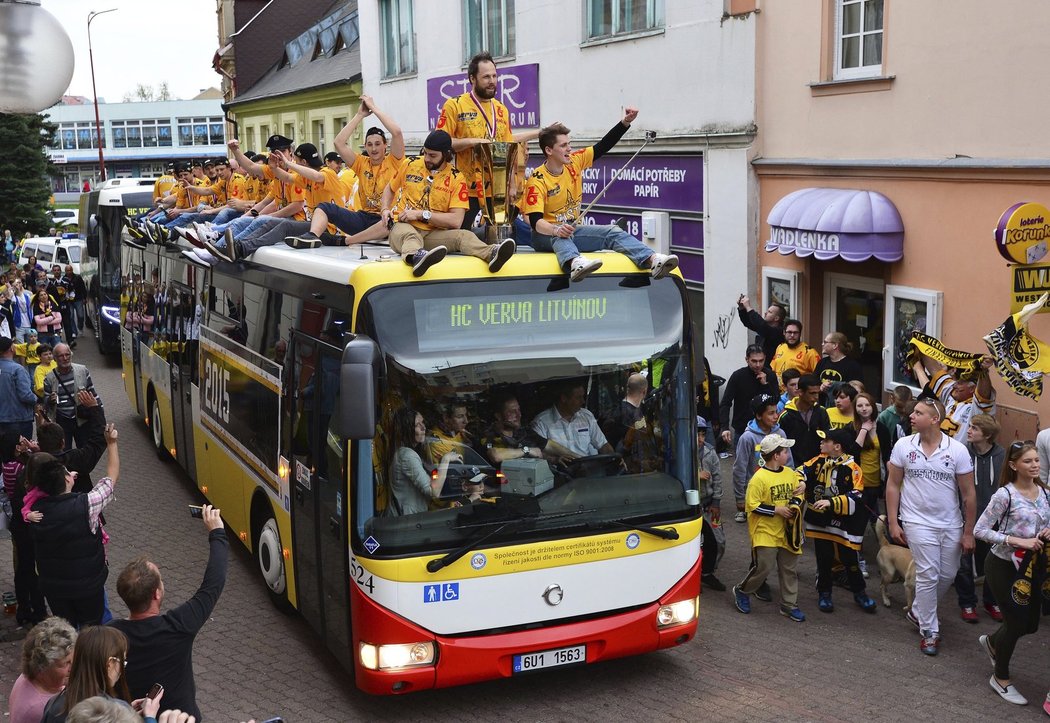 Hokejoví mistři z Litvínova slaví titul na střeše autobusu, který projížděl ulicemi města. Tam aplaudovaly šampionům stovky fanoušků.