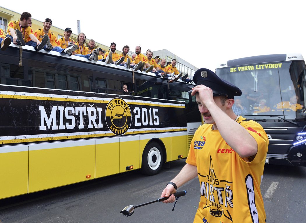 Historický hokejový titul se slaví všude. Hokejisté Litvínova si momentálně užívají na střeše autobusu. V ulicích vládla radost a dobrá nálada, alkohol tekl proudem.