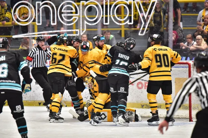 Emoce v derby: Černoch vyřadil Kašeho! Hvězdný útok Litvínova se rozpadl po 10 sekundách Emoce v derby: Černoch vyřadil Kašeho! Hvězdný útok Litvínova se rozpadl po 10 sekundách