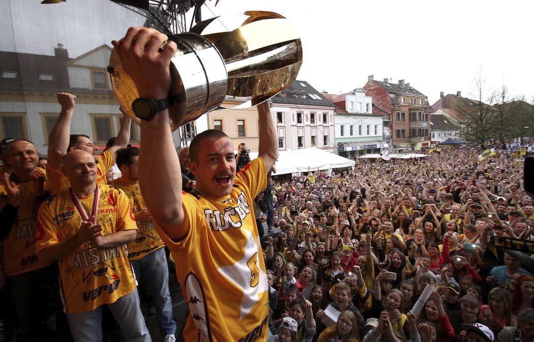 Litvínovští hokejisté si vychutnávají oslavy titulu na plném náměstí