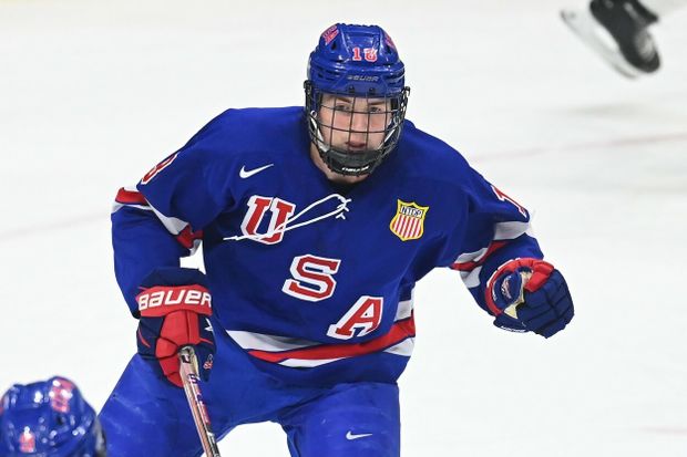 Logan Cooley by podle některých expertů mohl přijít jako první na řadu na letošním draftu Logan Cooley by podle některých expertů mohl přijít jako první na řadu na letošním draftu