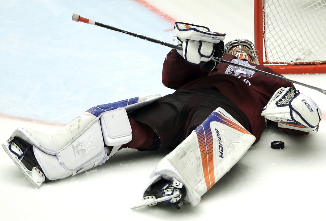 Lotyšský brankář Kristers Gudlevskis dováděl kanadské střelce k šílenství.