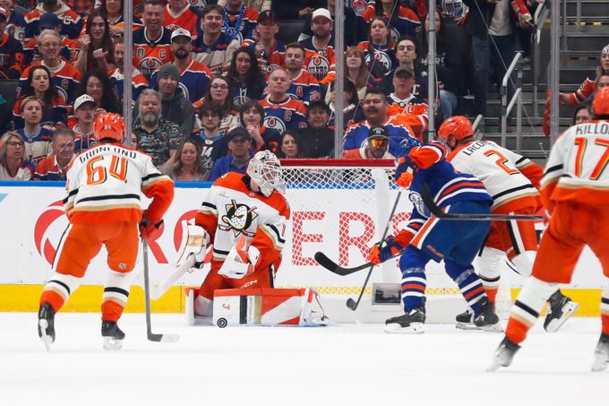 NHL ONLINE: Dostál a Gudas se snaží zastavit McDavida, v akci i Dallas s Faksou NHL ONLINE: Dostál a Gudas se snaží zastavit McDavida, v akci i Dallas s Faksou