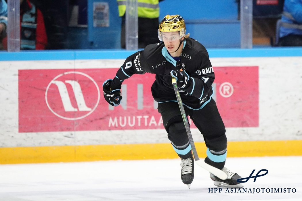 Lukáš Jašek v Lahti nosí helmu pro nejproduktivnějšího hráče
