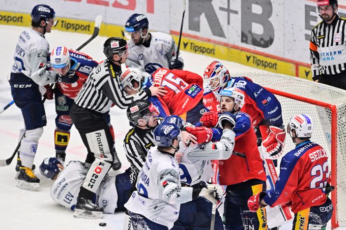 Sedlák poslal Dynamo do čela, pak plály emoce. Je zápas, kdy se nerozčiluje? ptal se Lev Sedlák poslal Dynamo do čela, pak plály emoce. Je zápas, kdy se nerozčiluje? ptal se Lev