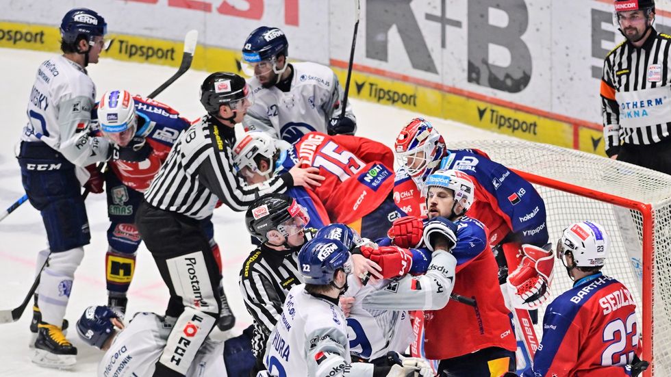 Šarvátka na konci utkání Plzeň - Pardubice