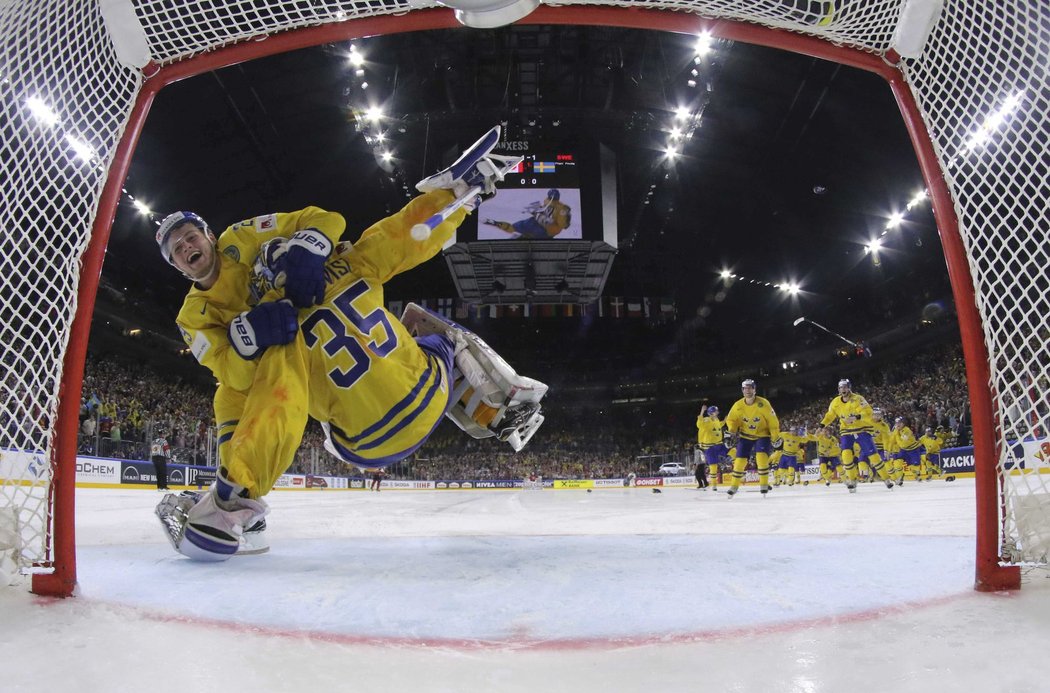 Henrik Lundqvist si při divokém pádu pořádně namlátil