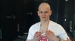 Pavel Novák ukazuje jizvu po operaci, při které mu z nádoru v hrudi odebírali vzorky na biopsii
