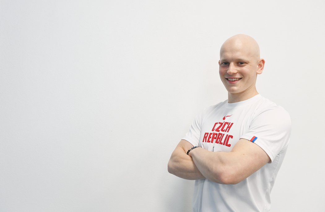 Rostou mi kuřecí vlasy, usmívá se Pavel Novák po úspěšném zápase s rakovinou