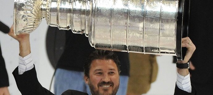 Mario Lemieux se raduje ze Stanley Cupu, který Penguins v roce 2009 získali