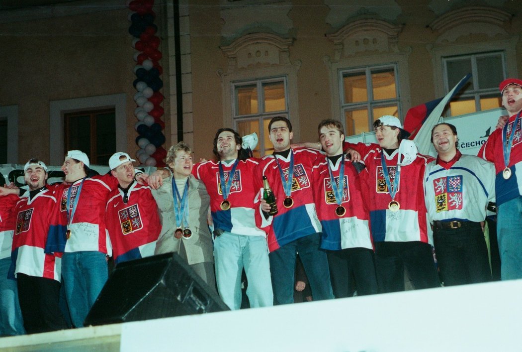1998. Martin Procházka (třetí zprava) slaví s českými hokejisty a Kateřinou Neumannovou olympijský triumf na Staroměstském náměstí