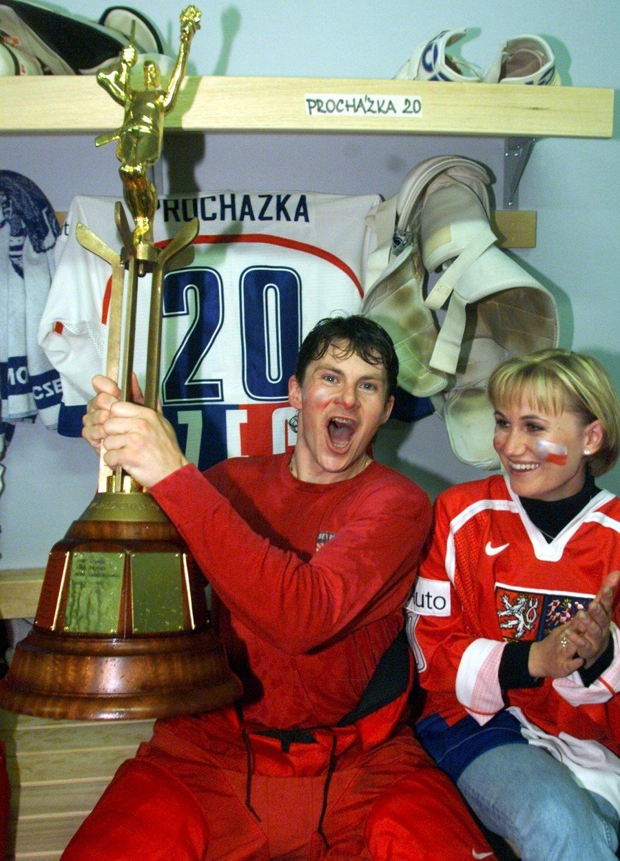 2000. Martin Procházka s trofejí pro mistry světa