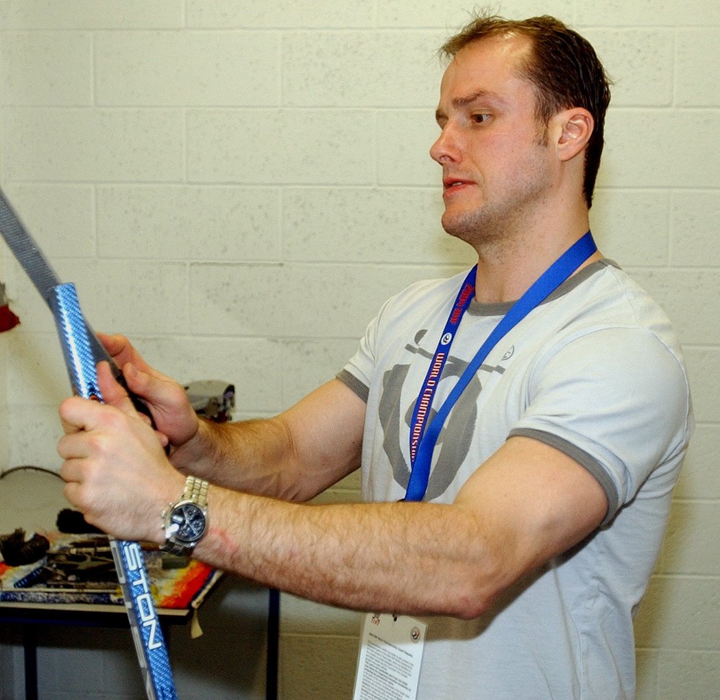 Martin Straka si připravuje hokejku před zápasem mistrovství světa v Praze v roce 2004