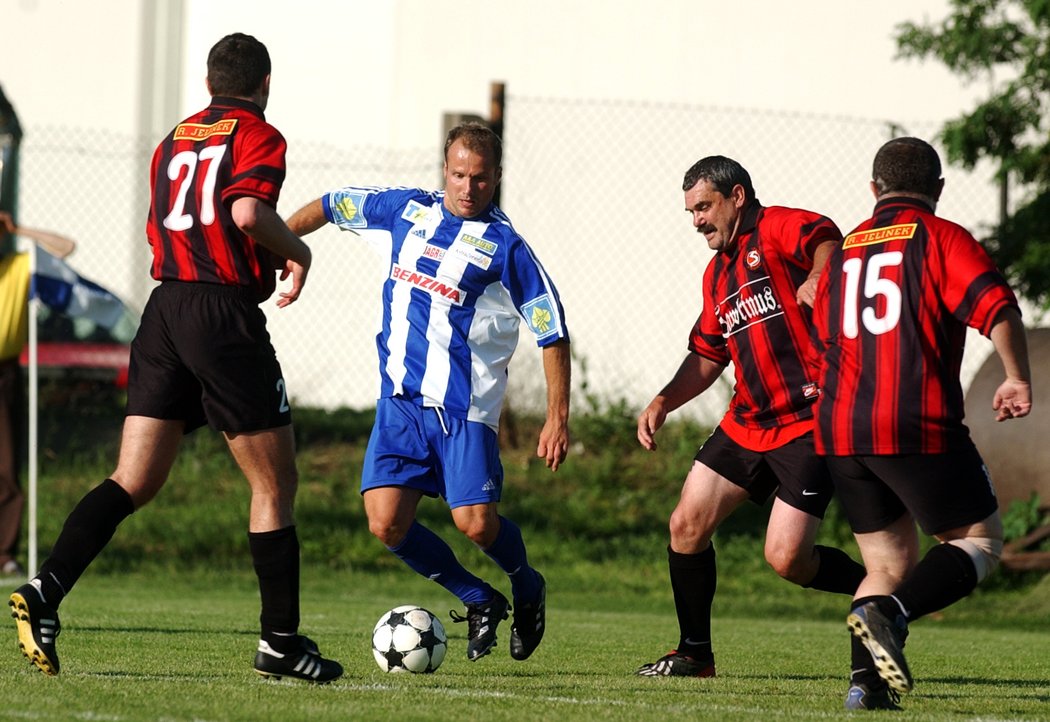 2004. Bývalý hokejista Martin Straka při fotbalové exhibici