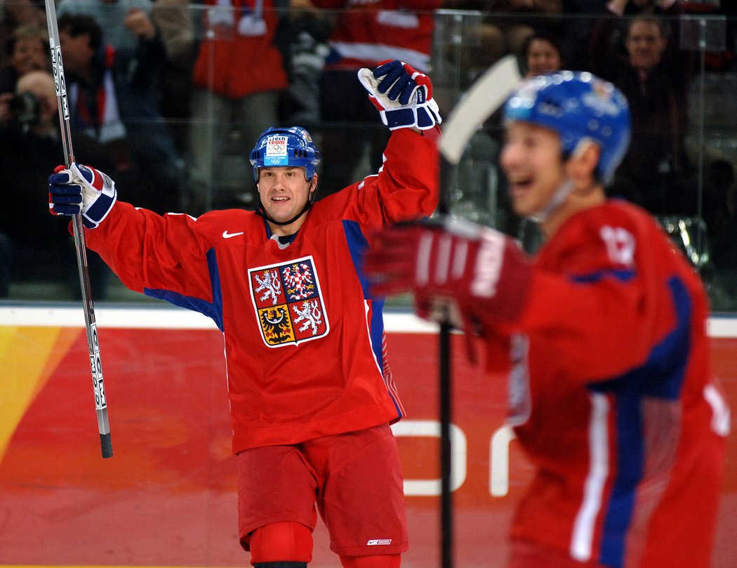 2006. Martin Straka zdvihá ruce po gólu české reprezentace v semifinále olympijského turnaje v Turíně, ve kterém národní tým nakonec padl se Švédskem.