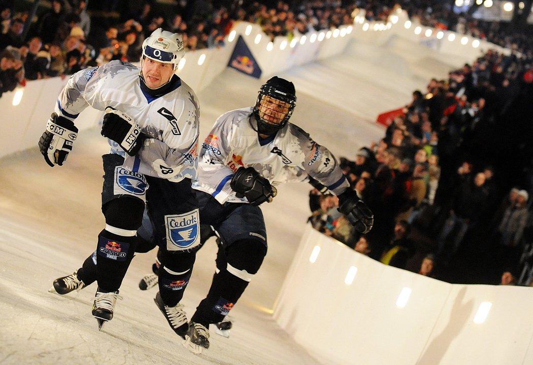 2009. Martin Straka si vyzkoušel divoký sjezd ledovým korytem v rámci Red Bull Crashed Ice na Vyšehradě