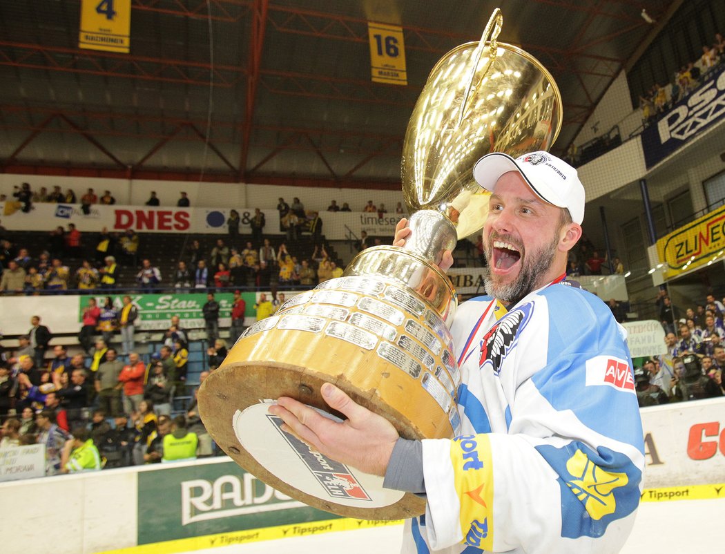 2013. Martin Straka s pohárem pro vítěze Extraligy, v níž slavil titul s Plzní