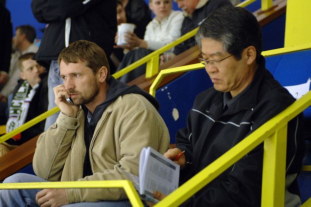 Patrik Martinec na tribuně hokejového stadionu Patrik Martinec na tribuně hokejového stadionu
