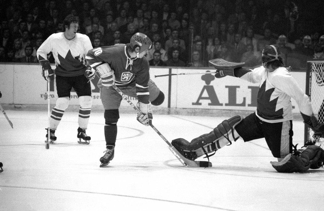 Dorážka do sítě slavného brankáře Kena Drydena při pražském duelu národního týmu proti kanadským profesionálům v roce 1972