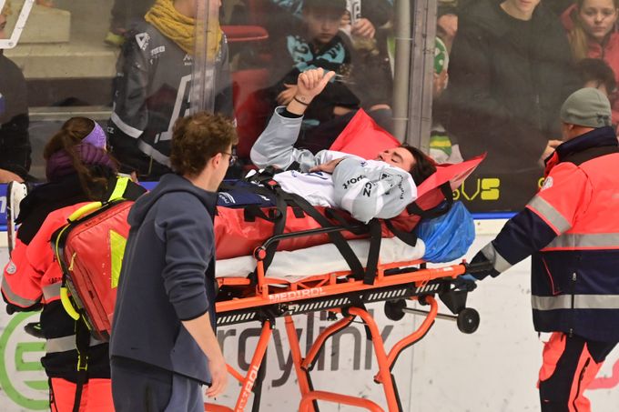 Moment, kdy se fanoušci rivalů spojili. Zraněný Filip se nemohl zvednout z ledu Moment, kdy se fanoušci rivalů spojili. Zraněný Filip se nemohl zvednout z ledu