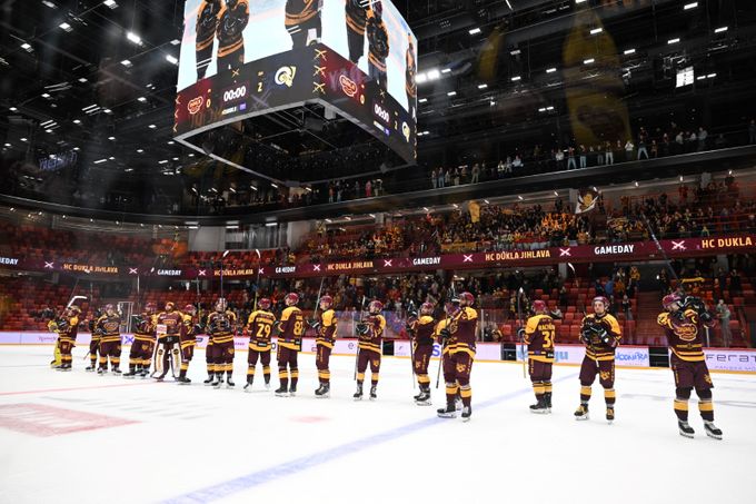Jihlava poprvé vyhrála v nové hale. Kolín smetl Zlín 6:0, uspělo i béčko Pardubic Jihlava poprvé vyhrála v nové hale. Kolín smetl Zlín 6:0, uspělo i béčko Pardubic