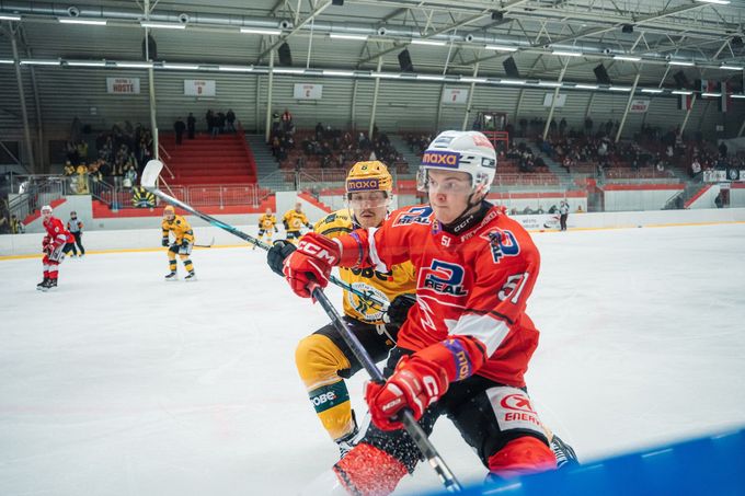 Vsetín uspěl na ledě béčka Pardubic. Zlín prohrál podeváté v řadě, padla i Slavia Vsetín uspěl na ledě béčka Pardubic. Zlín prohrál podeváté v řadě, padla i Slavia