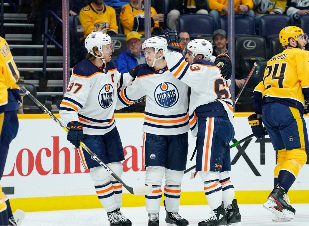 Leon Draisaitl a Connor McDavid dovedli shodně pěti body hokejisty Edmontonu k vítězství v pondělním utkání na ledě Nashvillu 8:3.