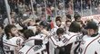 Hokejisté Rouyn-Noranda Huskies s Jakubem Laukem uprostřed slaví výhru v Memorial Cupu