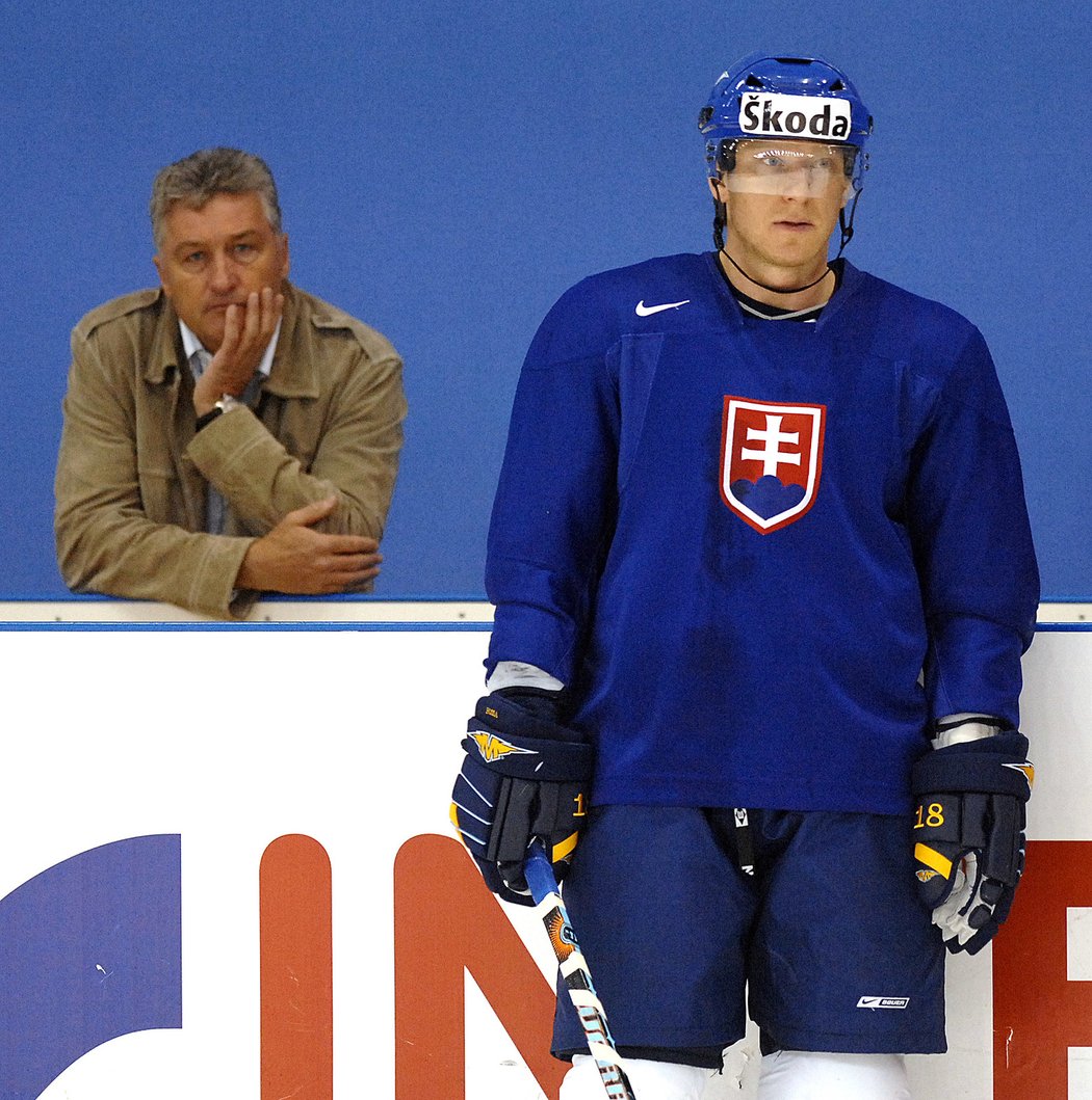 2007. Miloš Říha pozoruje na tréninku slovenských hokejistů ofenzivní eso Mariána Hossu.