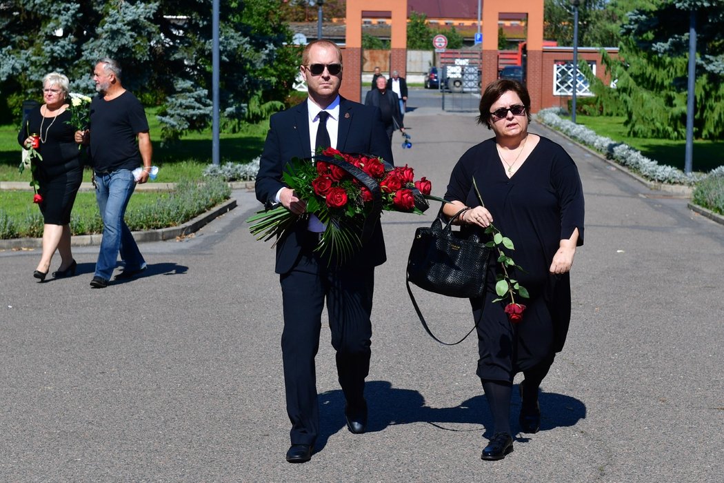 Na pohřeb Miloše Říhy dorazila i šéfka BPA Jana Obermajerová