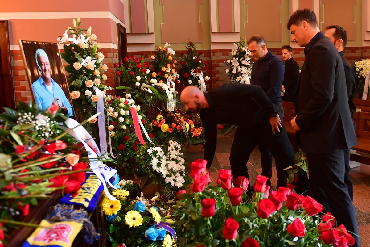 Tomáš Divíšek pokládá kytku k rakvi Miloše Říhy se svými bývalými spoluhráči z reprezentace...