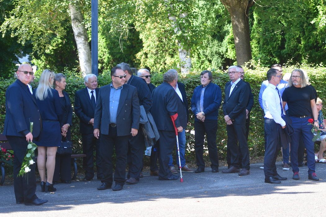 Bývalí kolegové či spoluhráči Miloše Říhy na veřejném rozloučení v Pardubicích...