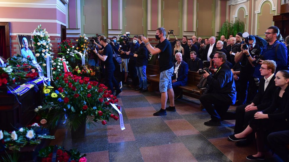 Desítky lidí ve velké smuteční síni pardubického krematoria přišly dát poslední sbohem Miloši Říhovi...