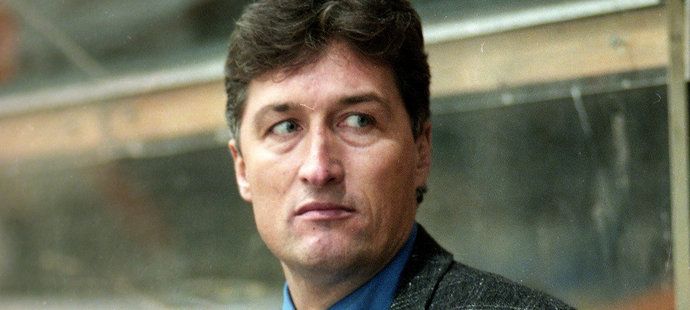 1996. Miloš Říha na střídačce Pardubic v zápase na Spartě.