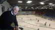 Hokejový trenér Miloš Říha po konci ve Slovanu zatím nikde nepůsobí, a tak má dost času na sledování různých zápasů