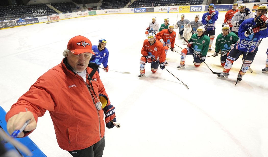 2013. Zpátky doma. Po letech v KHL převzal Říha znovu Pardubice, v půlce sezony převzal tým po Mojmíru Trličíkovi.