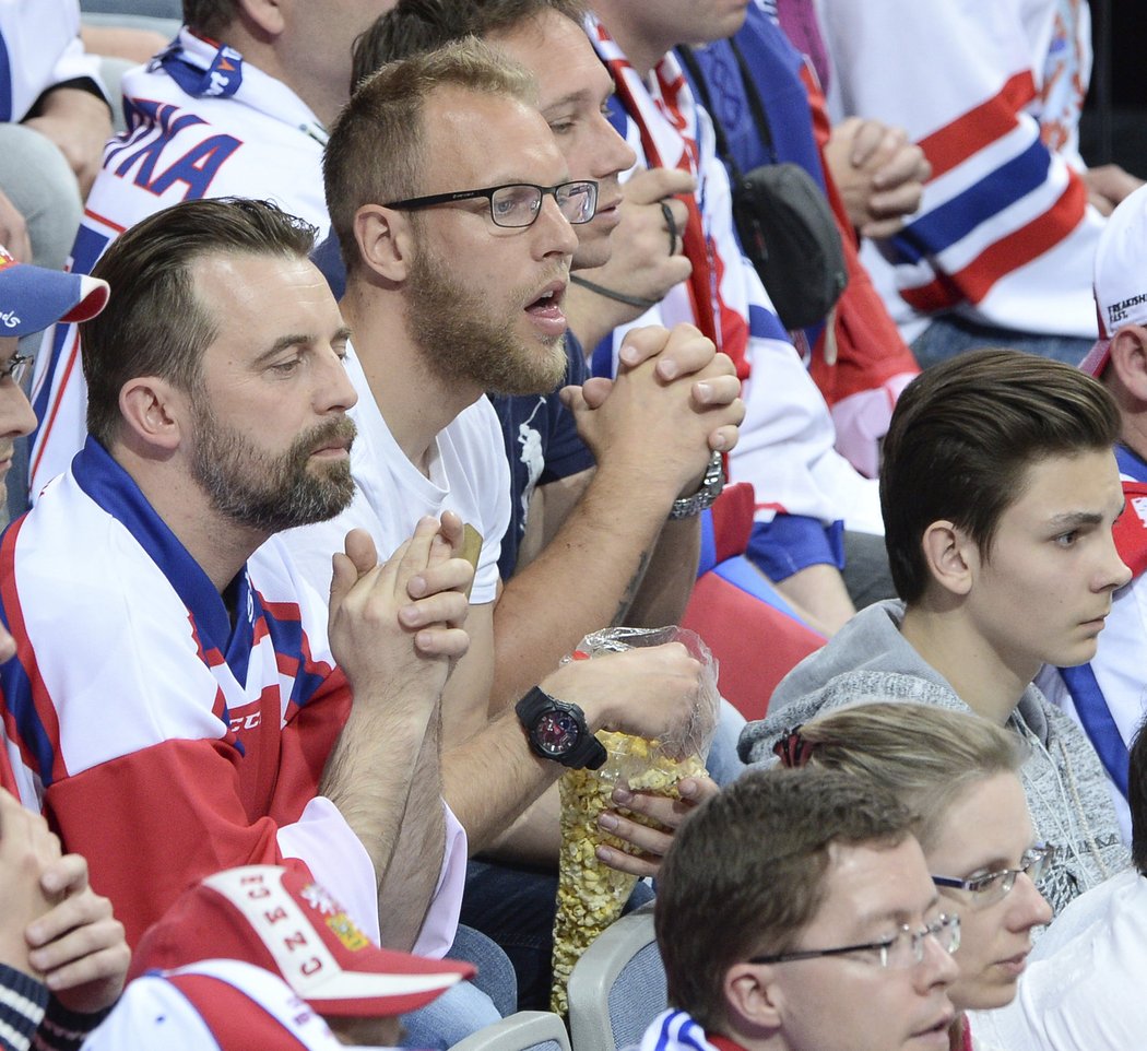 Plzeňský Daniel Kolář jí na hokeji popcorn.