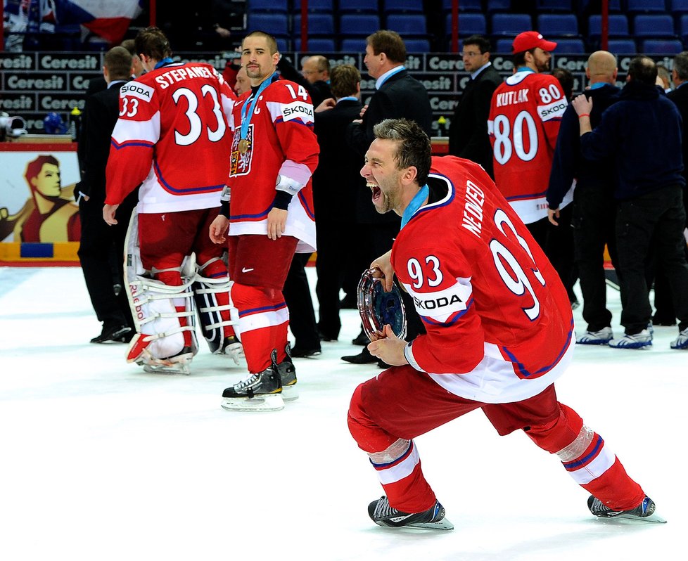 Šťastný Petr Nedvěd s cenou za třetí místo na světovém šampionátu