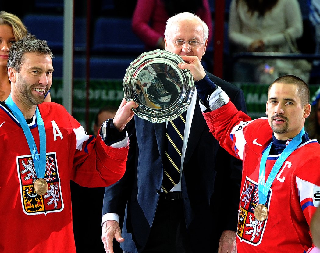 S kapitánem Tomášem Plekancem a trofejí pro třetí tým mistrovství světa.