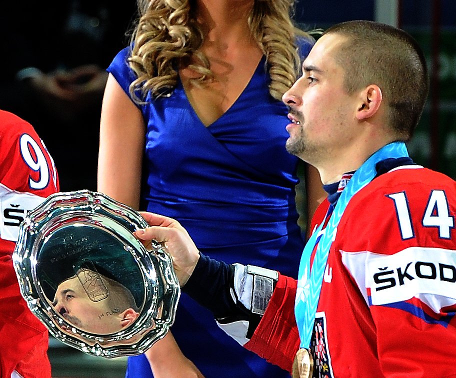 Tomáš Plekanec s trofejí pro bronzové hokejisty